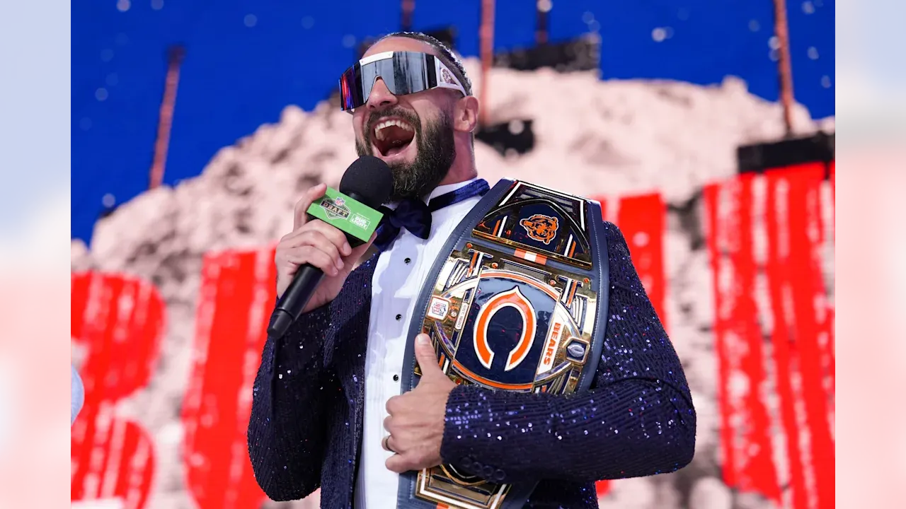 Seth Rollins verkündet einen Pick für die Bears im 2025 NFL Draft.