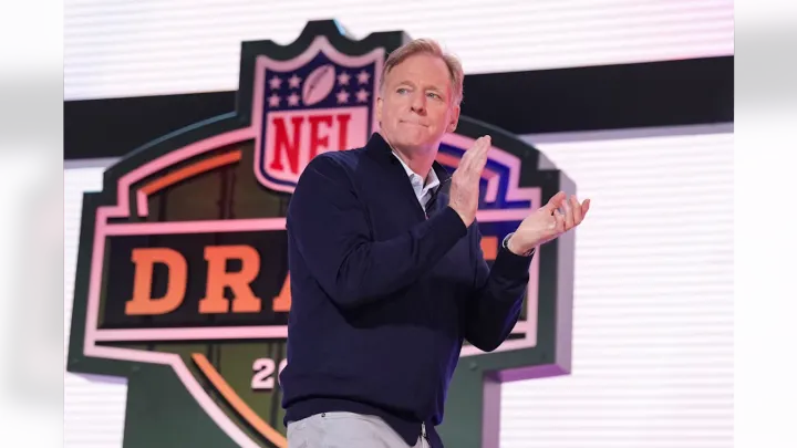 NFL Draft 2025 Bühne in Green Bay mit Fans und NFL-Logos im Hintergrund
